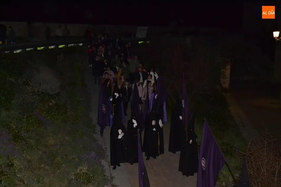 Foto 9 - Hist&oacute;rico tr&aacute;nsito de La Dolorosa por el adarve de La Muralla para abrir la Semana Santa  