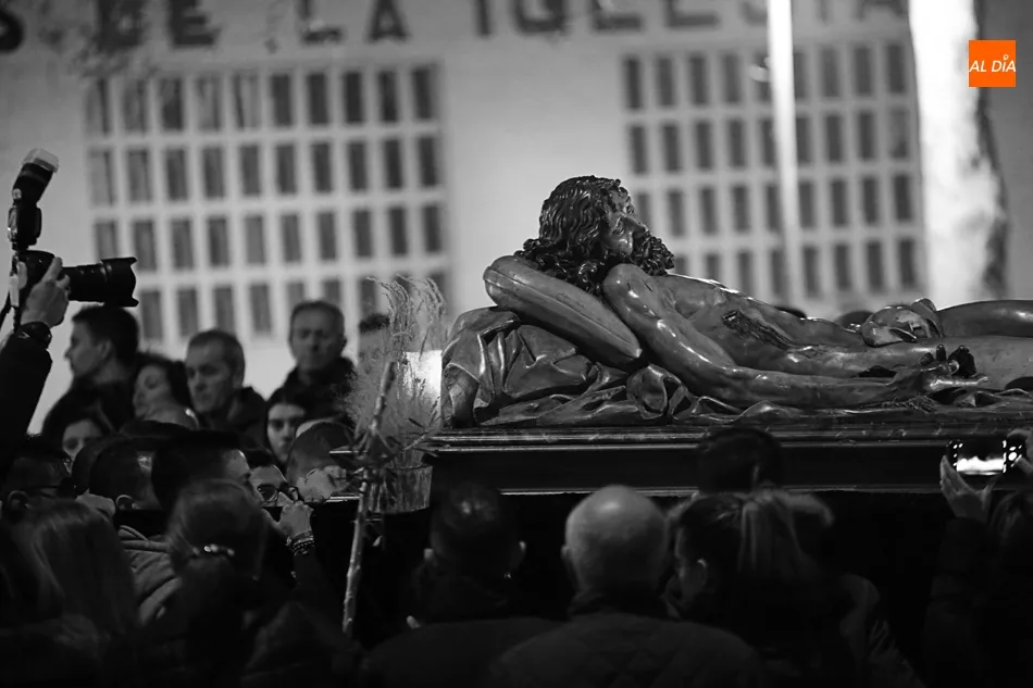 Foto 6 - Solemne traslado del Cristo de la Liberaci&oacute;n desde el cementerio  