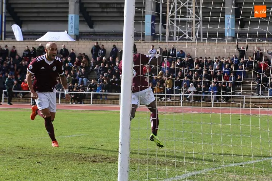 Héctor Gómez celebra el gol de Moussa Cámara en el derbi