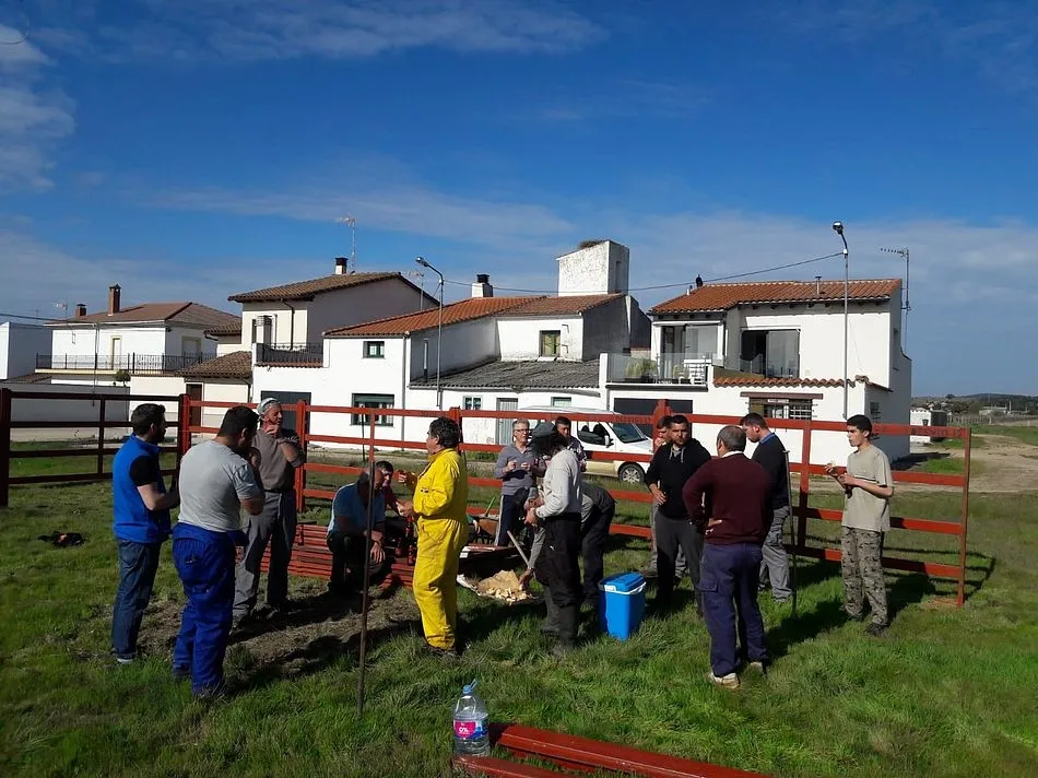 Foto 2 - Instalada la plaza de toros en Ivanrey para las fiestas de San Jos&eacute; Obrero  