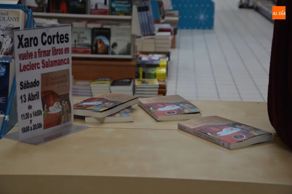 Foto 2 - Gran acogida de la firma de libros del &lsquo;Sanador de Salamanca&rsquo; por parte de Xaro Cort&eacute;s