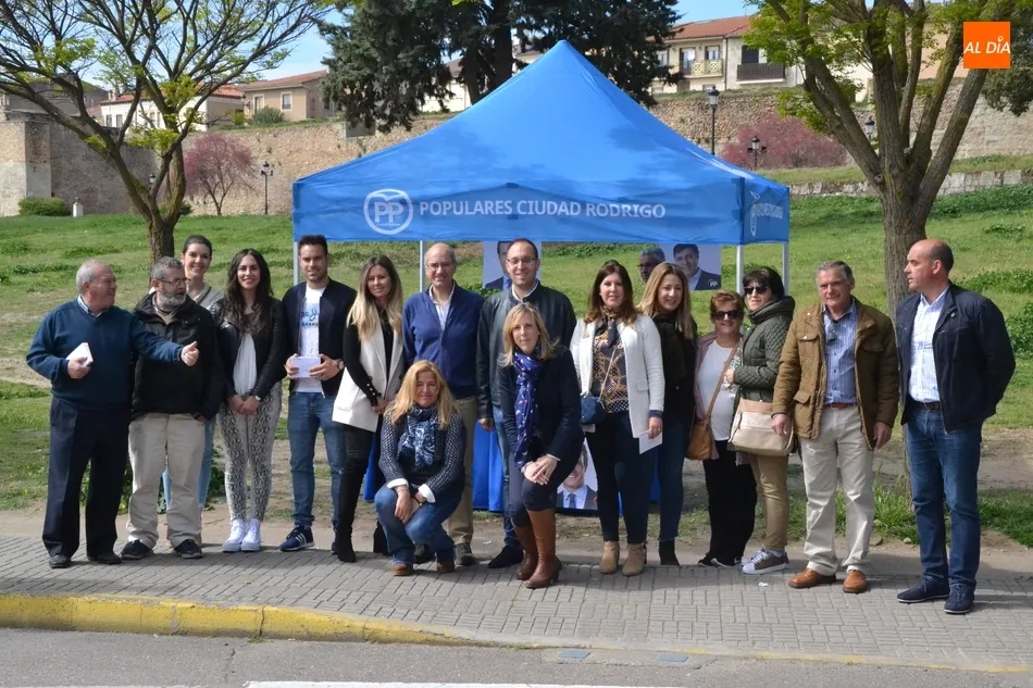 El PP vende el mensaje de la estabilidad en el primer sábado de mercadillo electoral  