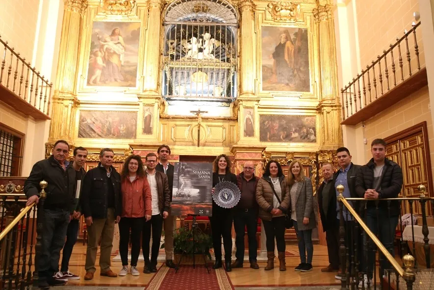 Maravillas Cañizal, junto a componente de la Junta de Cofradías