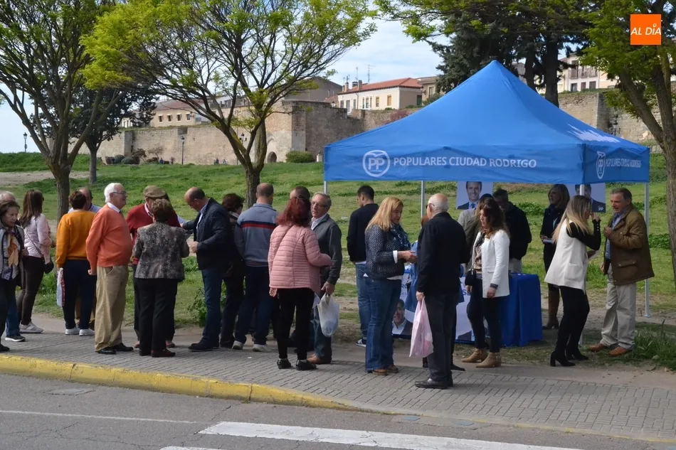 Foto 2 - El PP vende el mensaje de la &ldquo;estabilidad&rdquo; en el primer s&aacute;bado de mercadillo electoral  