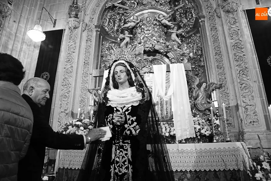 Foto 11 - La eterna devoci&oacute;n del Sabado de Pasi&oacute;n ante la Soledad