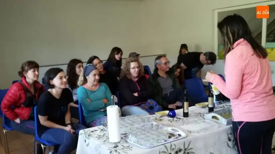 Foto 5 - El Puente de los Franceses de San Felices acoge el taller de observaci&oacute;n de aves rapaces del...