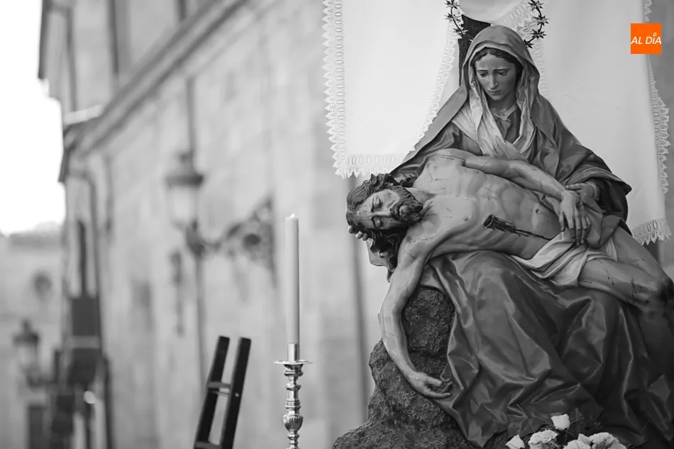 La talla de La Piedad de Carmona en su camino a San Esteban