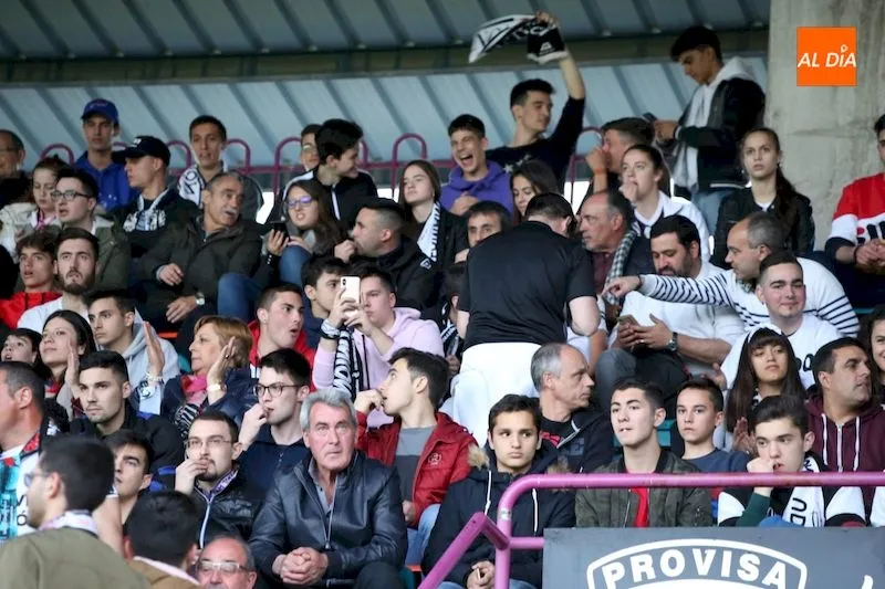 Foto 9 - Las aficiones, protagonistas del derbi en la grada