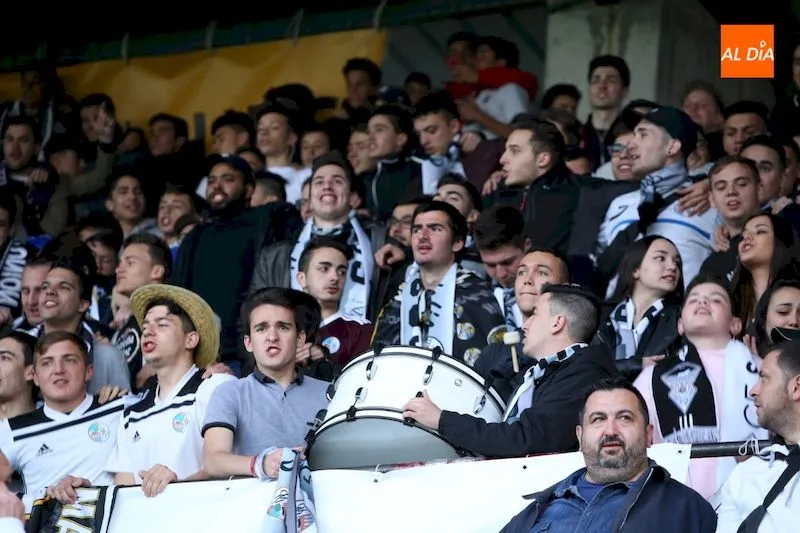 Foto 7 - Las aficiones, protagonistas del derbi en la grada