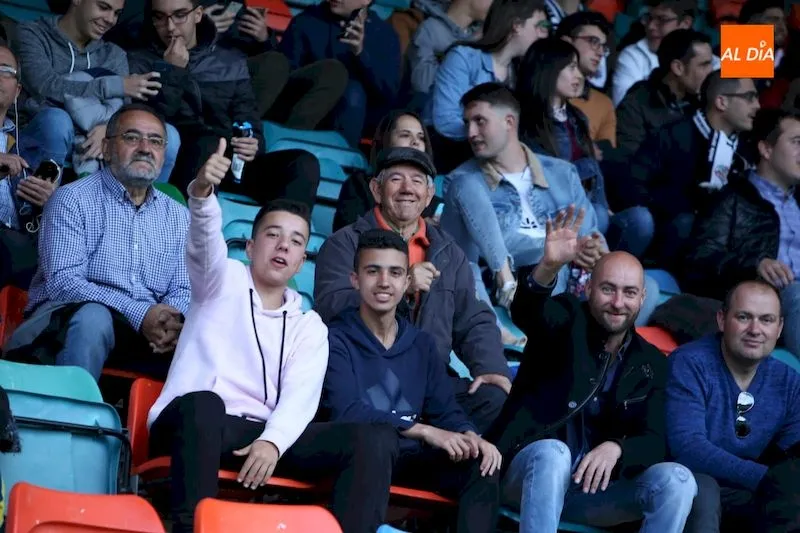 Foto 4 - Las aficiones, protagonistas del derbi en la grada
