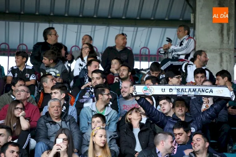 Foto 10 - Las aficiones, protagonistas del derbi en la grada