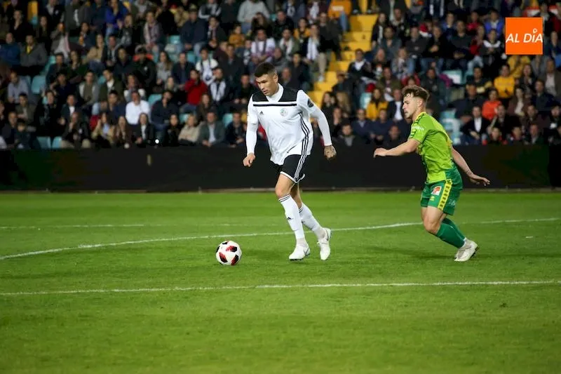 Jorge Enríquez Chatón realiza un pase durante el partido