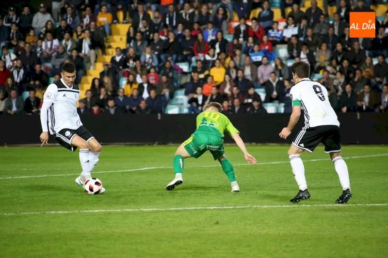 Foto 9 - El derbi no tiene due&ntilde;o sin Mart&iacute;n Galv&aacute;n (1-1)