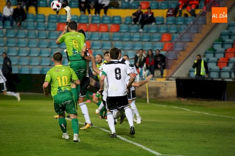 Foto 3 - El derbi no tiene due&ntilde;o sin Mart&iacute;n Galv&aacute;n (1-1)