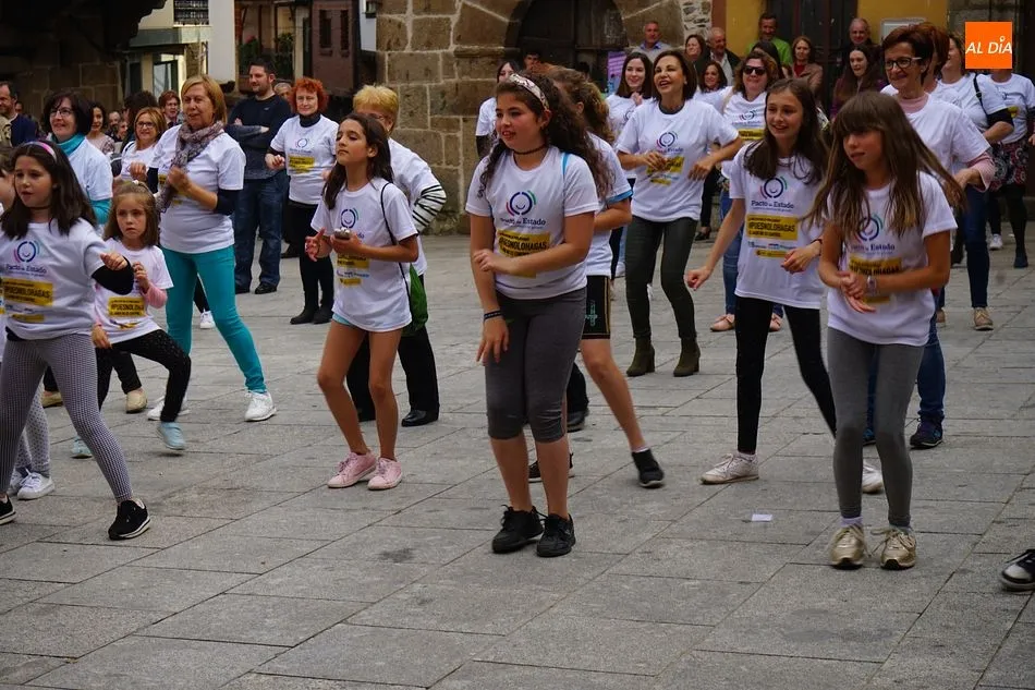 Foto 10 - Sotoserrano baila contra la violencia de g&eacute;nero