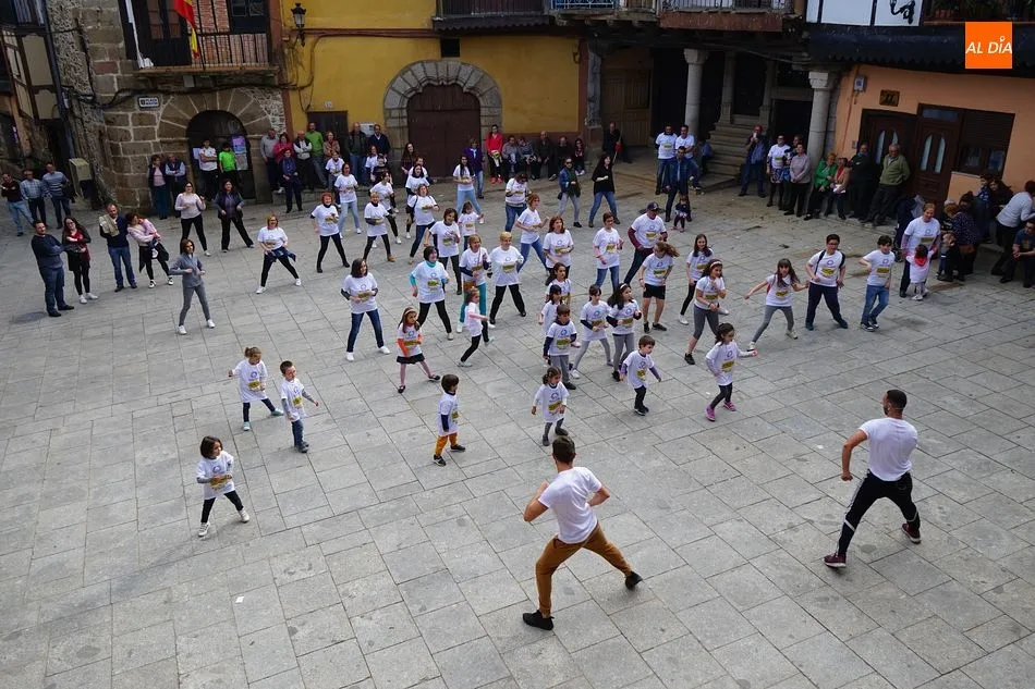 Foto 6 - Sotoserrano baila contra la violencia de g&eacute;nero