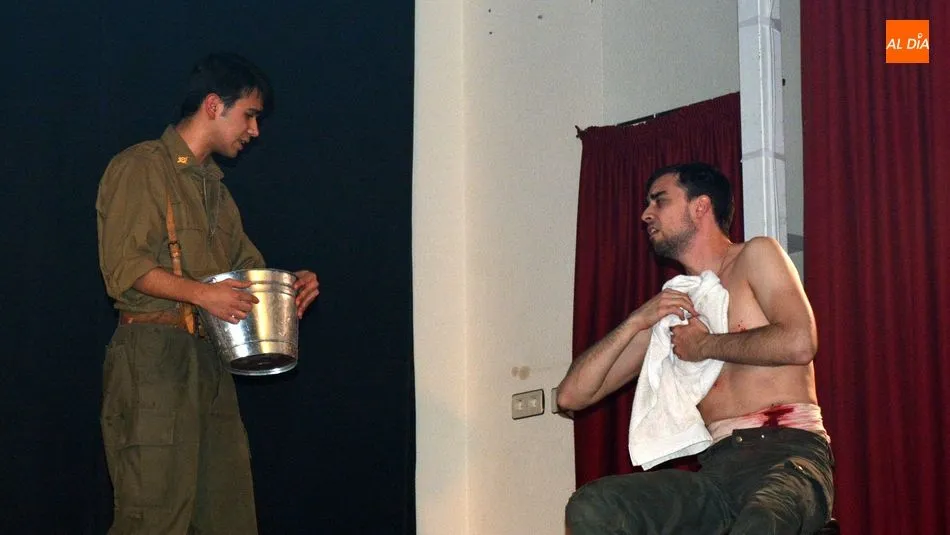 Foto 10 - El Barrac&oacute;n pone el list&oacute;n muy alto en la apertura del III Certamen de Teatro Villa de Lumbrales