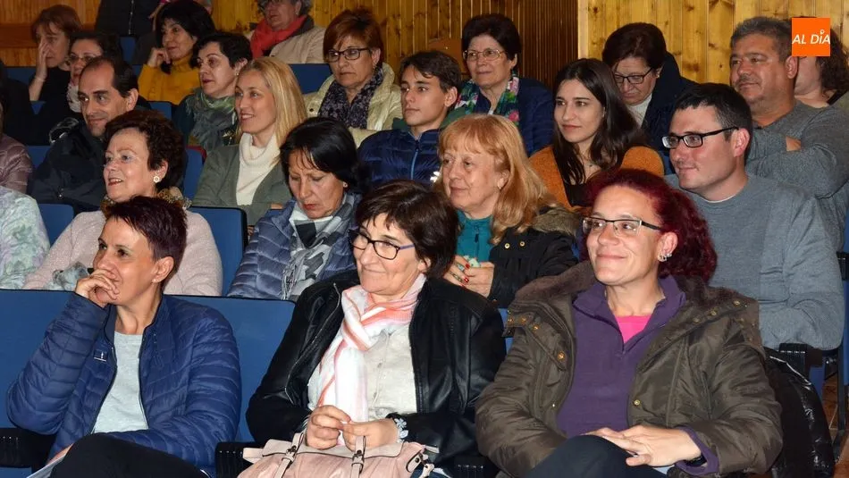 Foto 4 - El Barrac&oacute;n pone el list&oacute;n muy alto en la apertura del III Certamen de Teatro Villa de Lumbrales