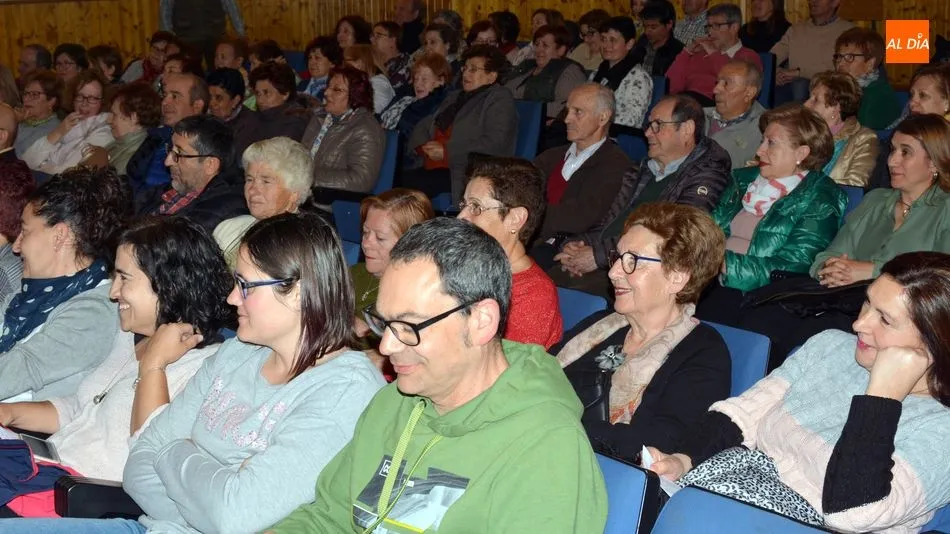 Foto 5 - El Barrac&oacute;n pone el list&oacute;n muy alto en la apertura del III Certamen de Teatro Villa de Lumbrales