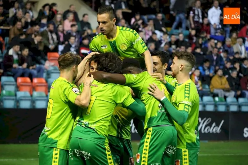 Piojo celebra, por encima de todos, el gol de Portilla / Víctor Sánchez
