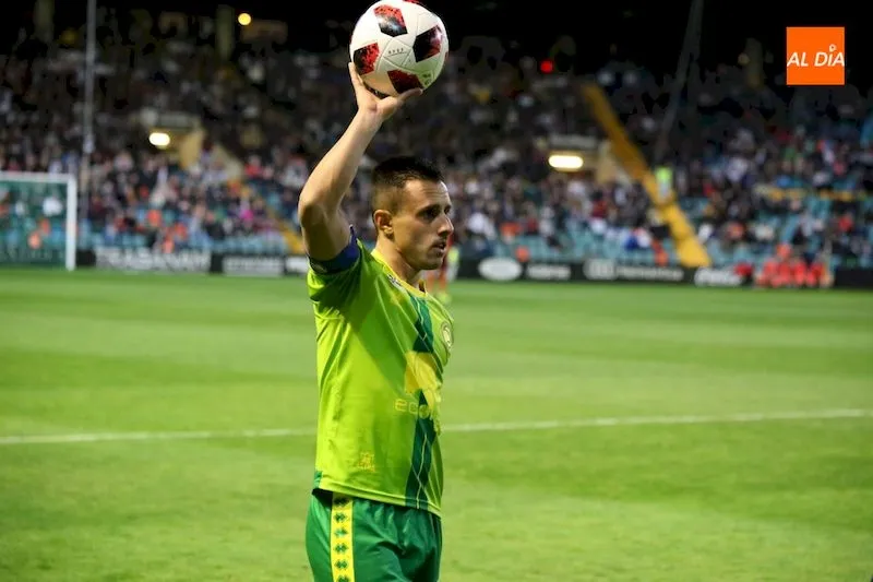 Piojo realiza un saque de banda / Víctor Sánchez