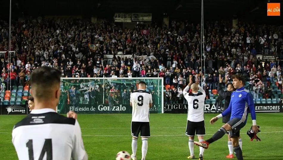 Jugadores del Salamanca UDS aplaudiendo a los aficionados locales del Fondo Sur. Foto de Víctor Sánchez