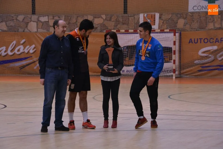 Foto 10 - El Ciudad de Salamanca sigue de dulce y gana al Grupo IMQ (30-27)