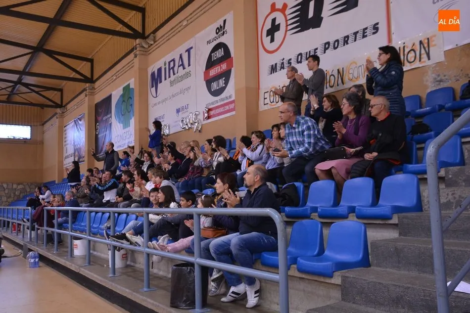 Foto 8 - El Ciudad de Salamanca sigue de dulce y gana al Grupo IMQ (30-27)