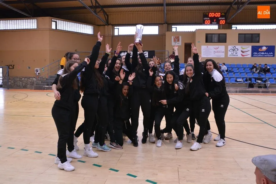 Foto 5 - El Ciudad de Salamanca sigue de dulce y gana al Grupo IMQ (30-27)