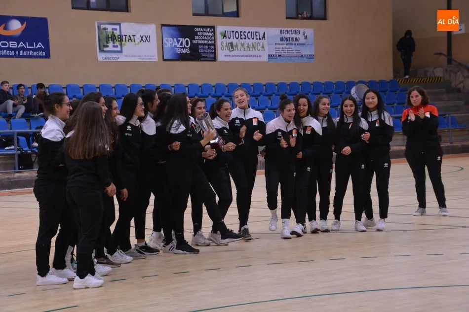 Foto 4 - El Ciudad de Salamanca sigue de dulce y gana al Grupo IMQ (30-27)