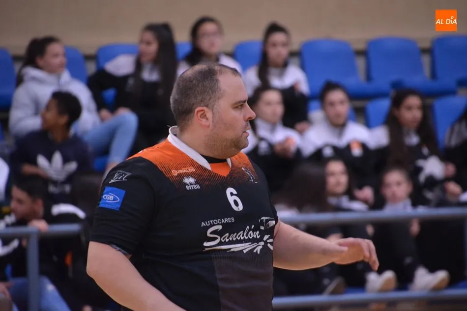 Foto 2 - El Ciudad de Salamanca sigue de dulce y gana al Grupo IMQ (30-27)