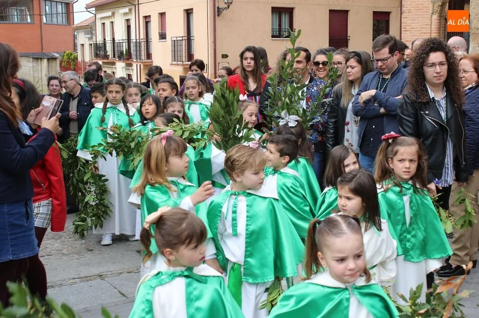 Los niños a la salida de la iglesia de San Juan