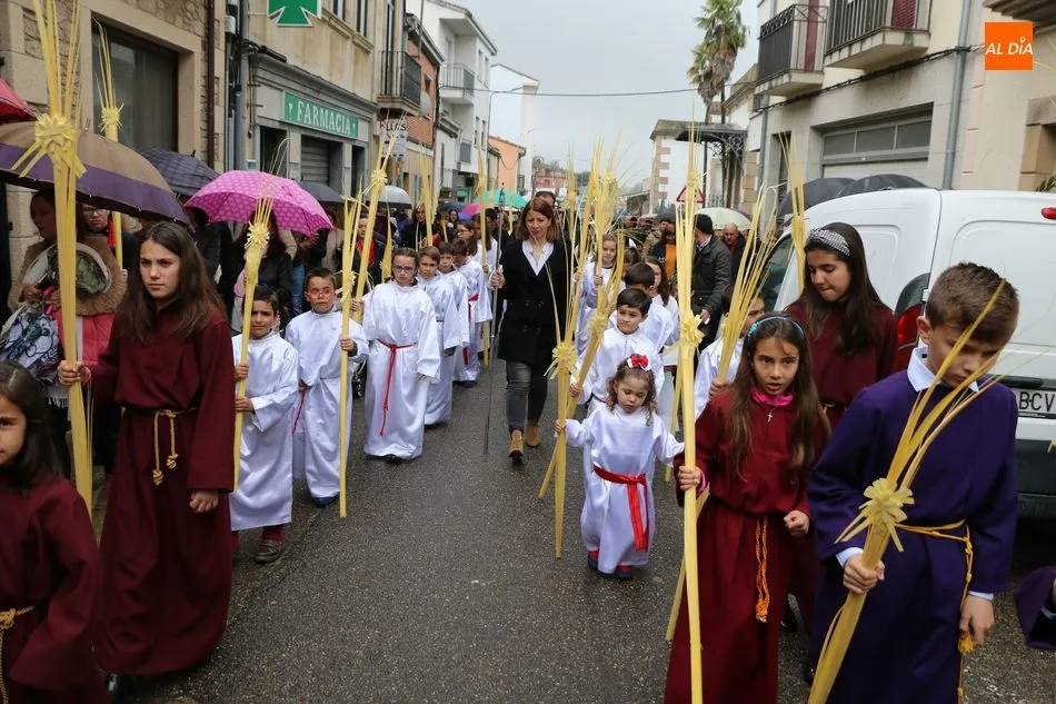 Foto 11 - Los vecinos de Vitigudino acuden a la procesi&oacute;n del Domingo de Ramos a pesar de la lluvia  