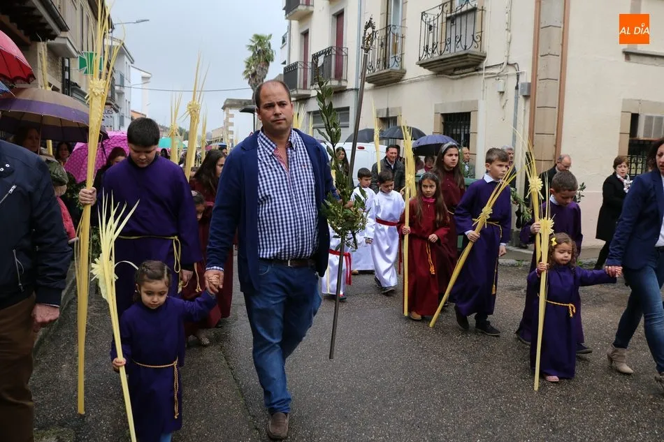Foto 10 - Los vecinos de Vitigudino acuden a la procesi&oacute;n del Domingo de Ramos a pesar de la lluvia  