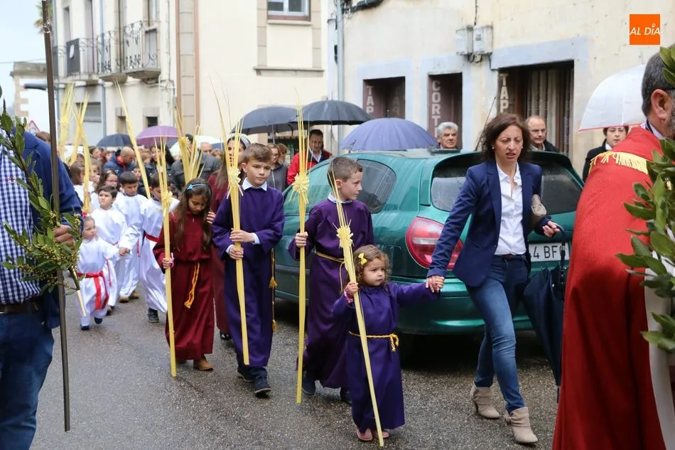 Foto 9 - Los vecinos de Vitigudino acuden a la procesi&oacute;n del Domingo de Ramos a pesar de la lluvia  