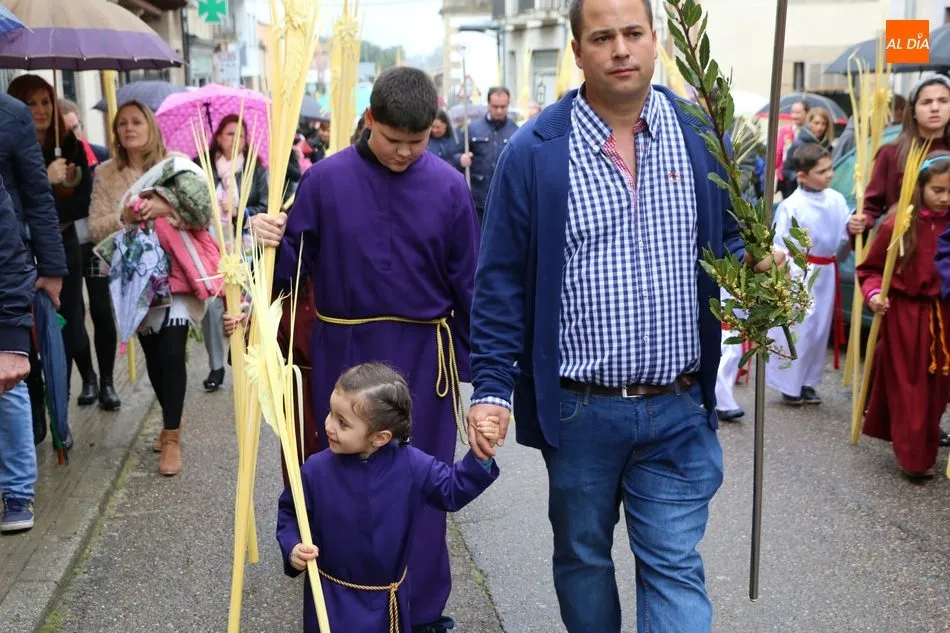 Foto 8 - Los vecinos de Vitigudino acuden a la procesi&oacute;n del Domingo de Ramos a pesar de la lluvia  