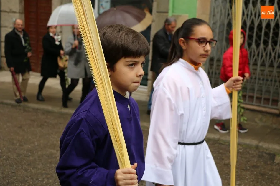 Foto 6 - Los vecinos de Vitigudino acuden a la procesi&oacute;n del Domingo de Ramos a pesar de la lluvia  