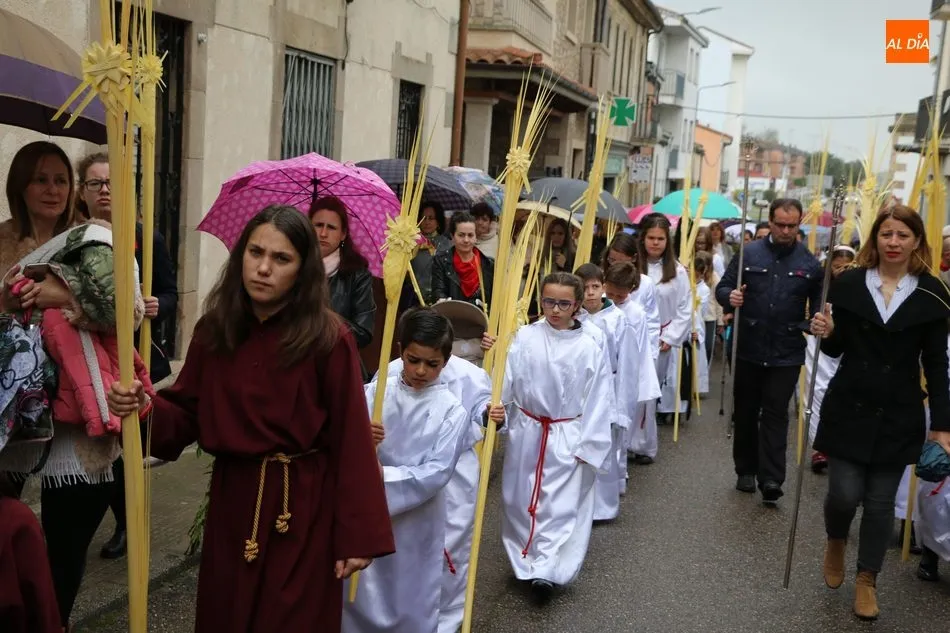 Foto 5 - Los vecinos de Vitigudino acuden a la procesi&oacute;n del Domingo de Ramos a pesar de la lluvia  