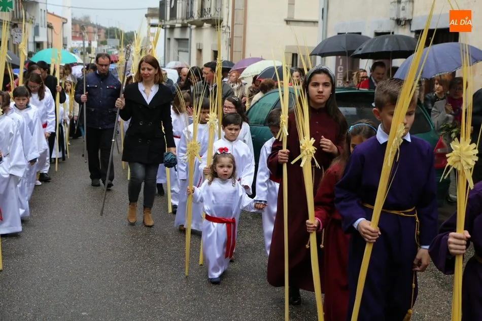 Foto 4 - Los vecinos de Vitigudino acuden a la procesi&oacute;n del Domingo de Ramos a pesar de la lluvia  