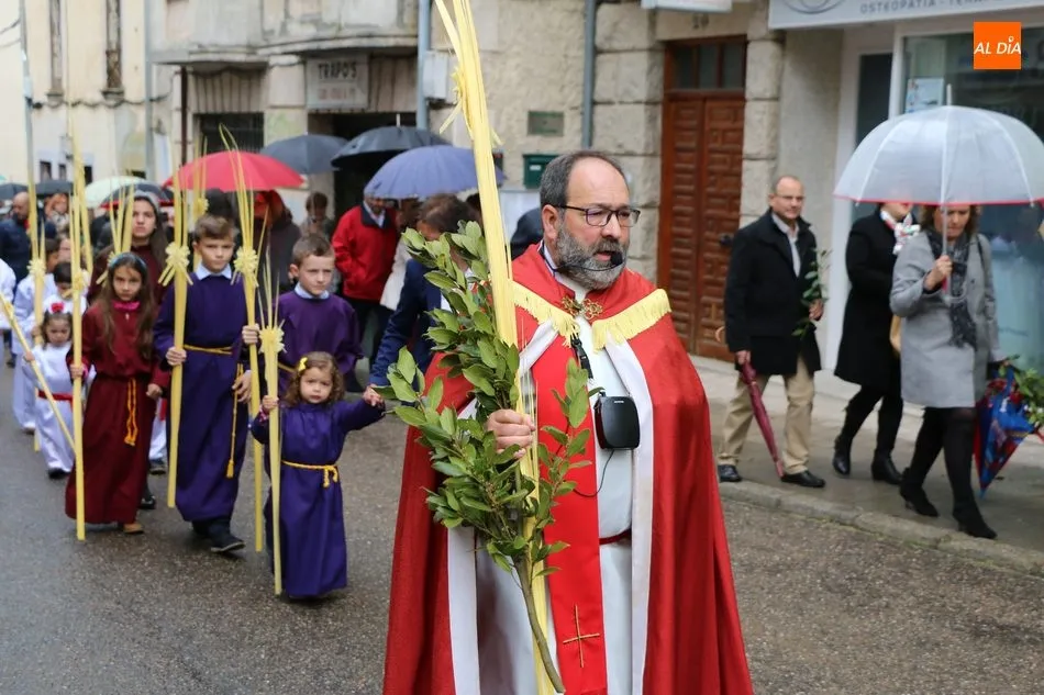 Foto 2 - Los vecinos de Vitigudino acuden a la procesi&oacute;n del Domingo de Ramos a pesar de la lluvia  