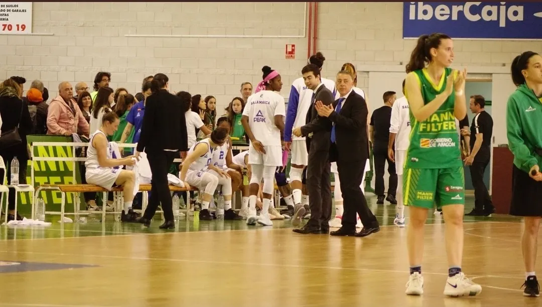 Foto 4 - Perfumer&iacute;as Avenida supera el tr&aacute;mite ante el Mann Filter Casablanca y ya est&aacute; en semis (56-79)