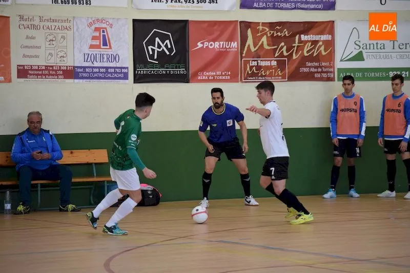 Cristian presiona a un rival / Pedro Zaballos