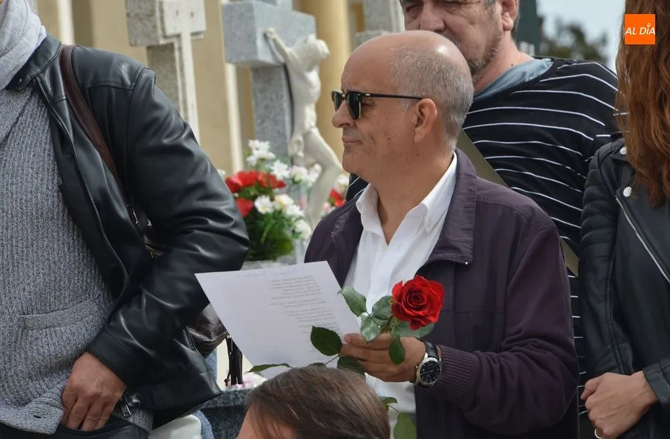 Foto 5 - Flores para los represaliados por su condici&oacute;n sexual