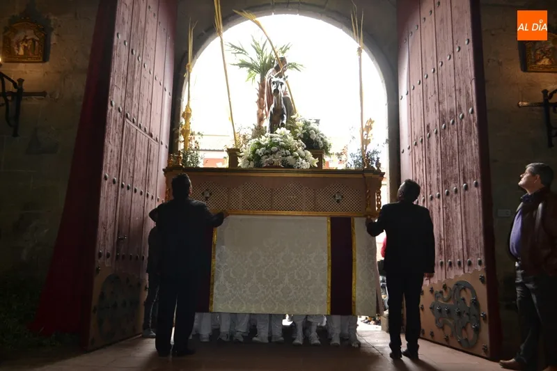 Foto 4 - Un Domingo de Ramos con gran ambiente pone en marcha los desfiles procesionales de la Semana Santa&nbsp;