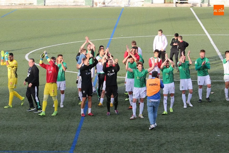 El CD Guijuelo celebra la victoria en el centro del campo tras el pitido final