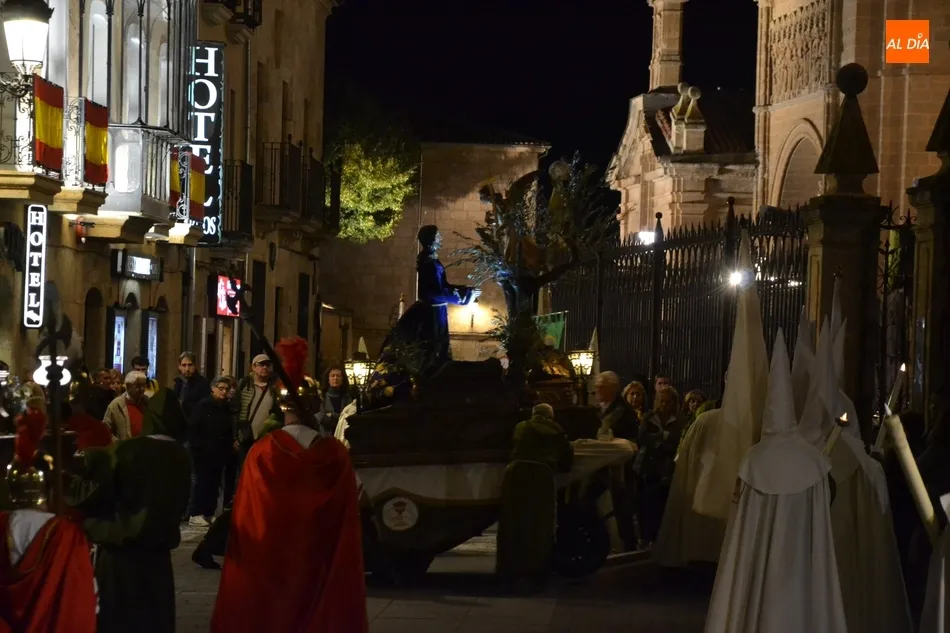 Foto 2 - Cofrades de la Oraci&oacute;n del Huerto de Salamanca toman parte en la procesi&oacute;n de Mir&oacute;briga  