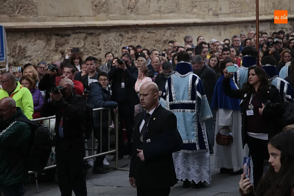 Foto 10 - Solemnidad y devoci&oacute;n en la procesi&oacute;n de Jes&uacute;s Despojado