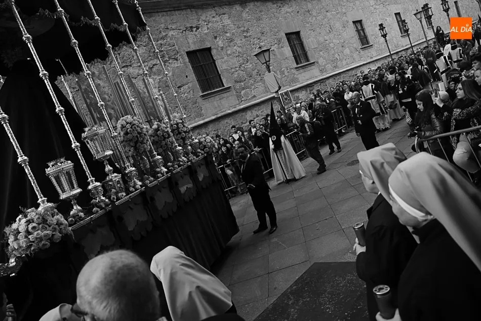 Foto 5 - Solemnidad y devoci&oacute;n en la procesi&oacute;n de Jes&uacute;s Despojado