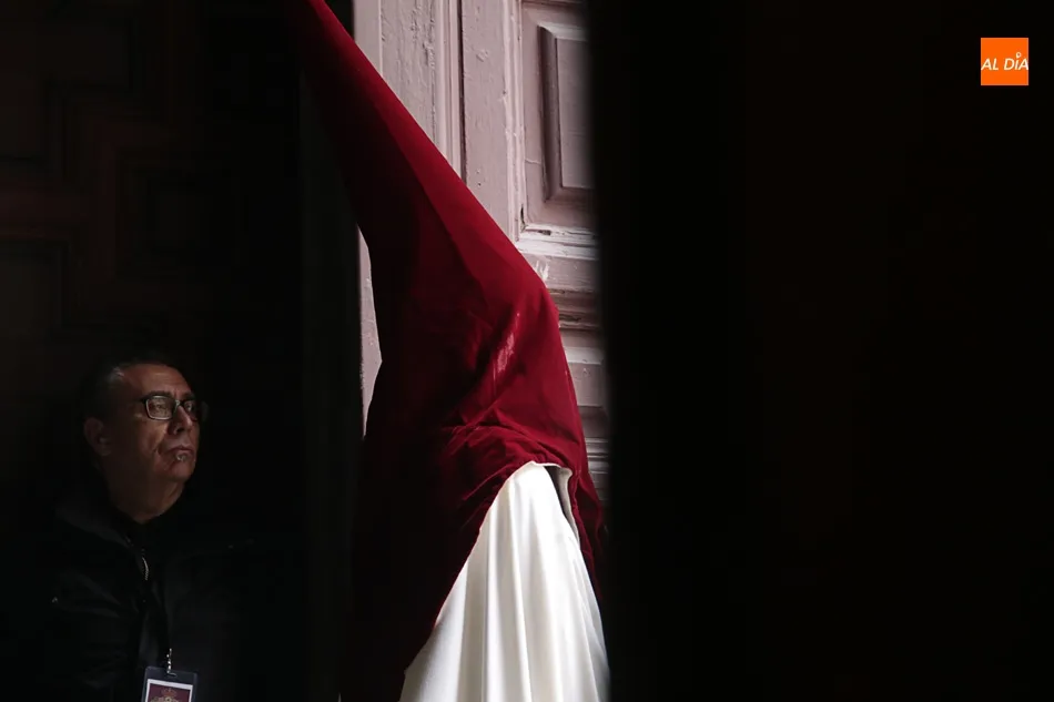 Foto 4 - Solemnidad y devoci&oacute;n en la procesi&oacute;n de Jes&uacute;s Despojado