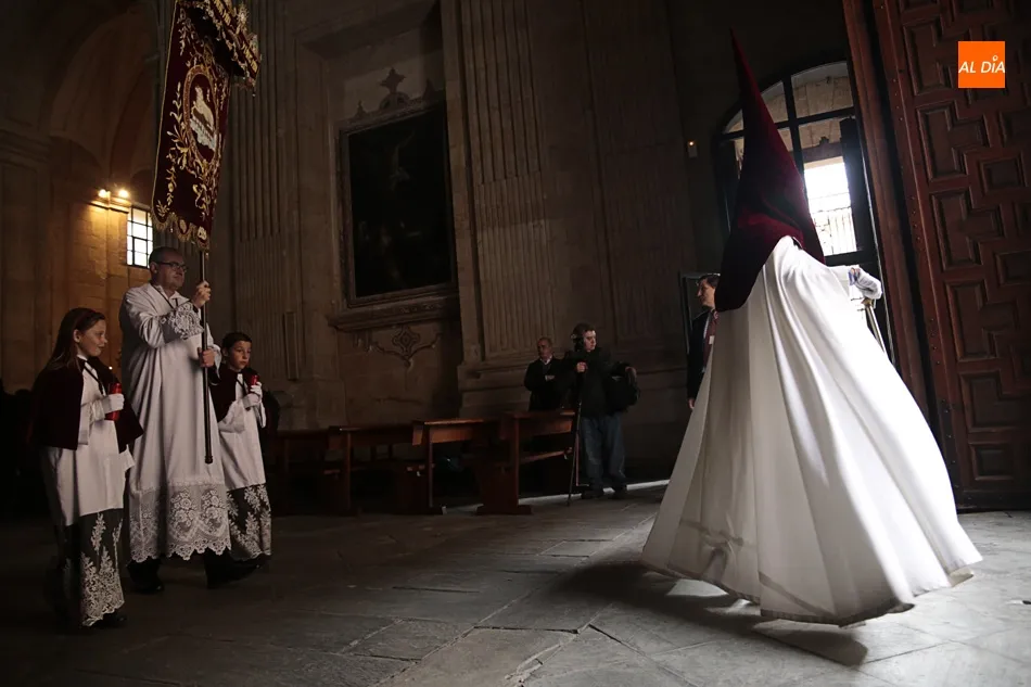 Foto 2 - Solemnidad y devoci&oacute;n en la procesi&oacute;n de Jes&uacute;s Despojado